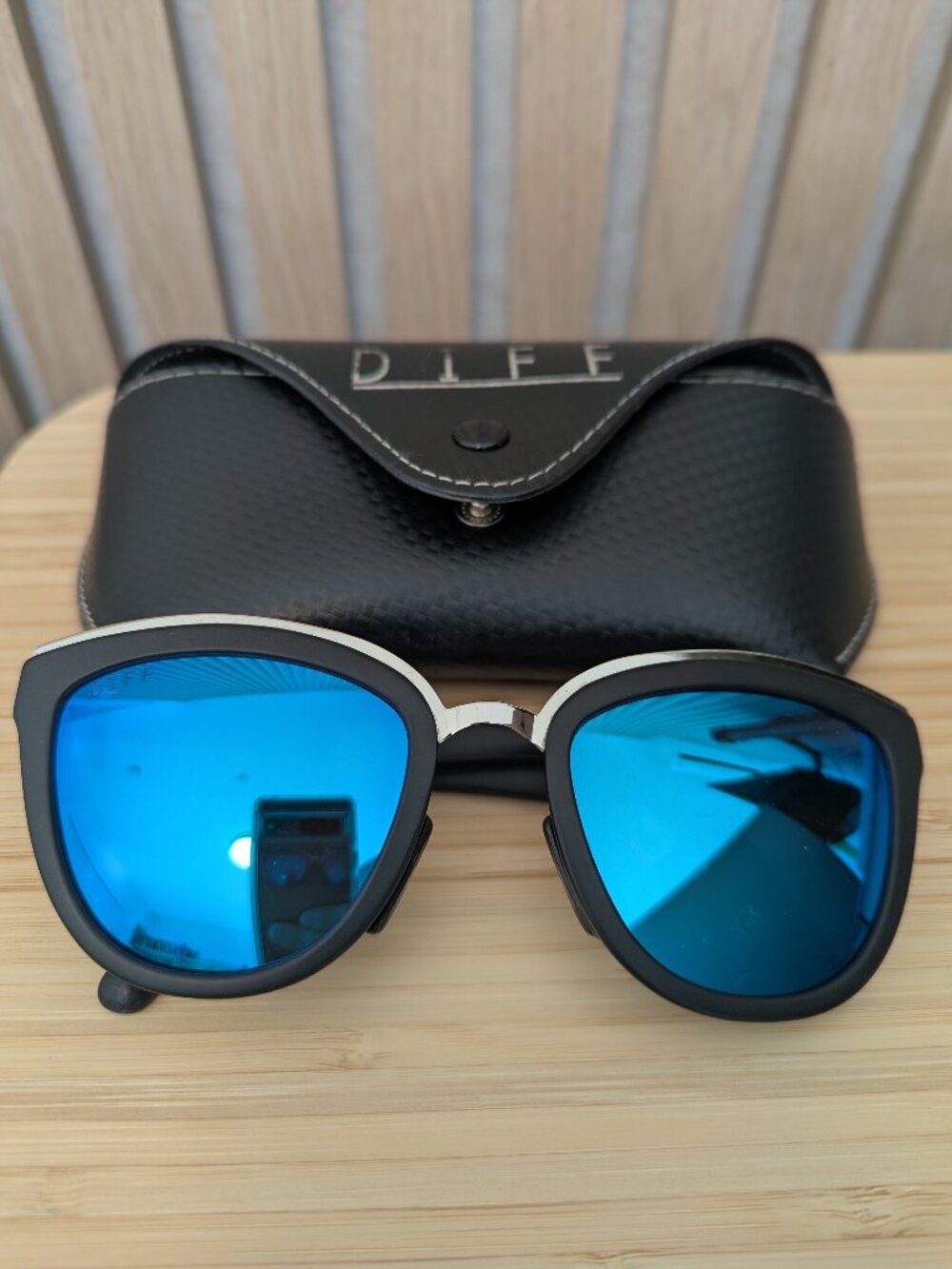 DIFF "Rose" Polarized Sunglasses Black & Gold